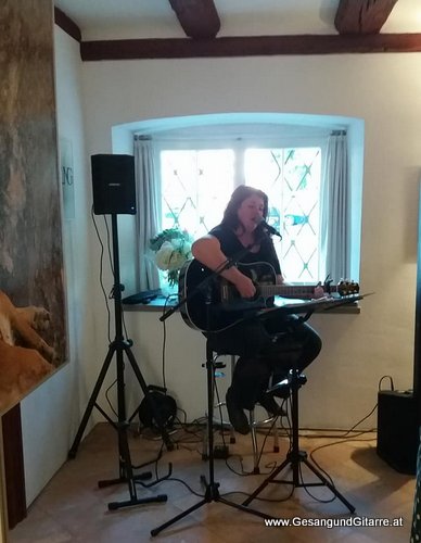 Sängerin Musik Vernissage Yvonne Brugger Vorarlberg Unterhaltung Hintergrundmusik Gitarre